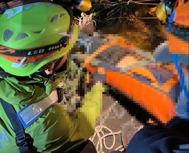 49岁男登北大武山摔下山，消防人员急忙搜救。（屏东消防局提供／谢佳潾屏东传真）