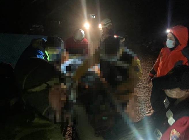 49岁男登北大武山摔下山，消防人员急忙搜救。（屏东消防局提供／谢佳潾屏东传真）