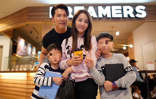 黄少祺的太太、两个儿子和小姨子一家在美国染疫。（图／FB@黄少祺）