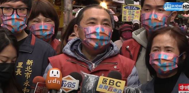 侯友宜视察永和区民治摊贩集中区。(取自中时新闻网)