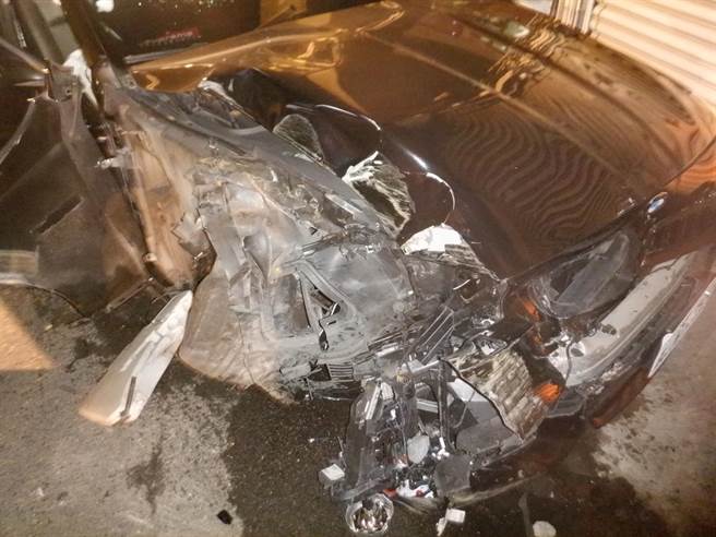 遭自小客撞到的路边停放自小客车，车辆损毁严重。（民眾提供／冯惠宜台中传真）