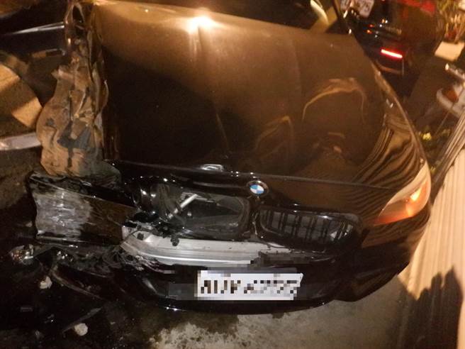 遭自小客撞到的路边停放自小客车，车辆损毁严重。（民眾提供／冯惠宜台中传真）