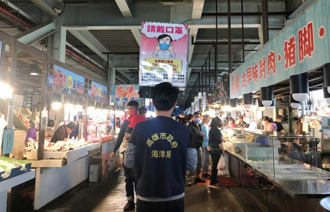 高雄市政府海洋局人员到蚵仔寮鱼市场提醒民眾做好防疫工作。（海洋局提供／林瑞益高雄传真）
