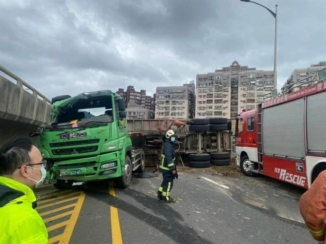 台64线五股端砂石车过弯翻覆  南向全线封闭中（翻摄自新北交通族脸书／戴上容新北传真）