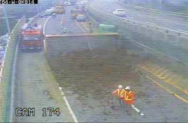 台64线砂石车翻覆整台横躺车道，南向全线封闭中。（交通部公路总局即时影像）