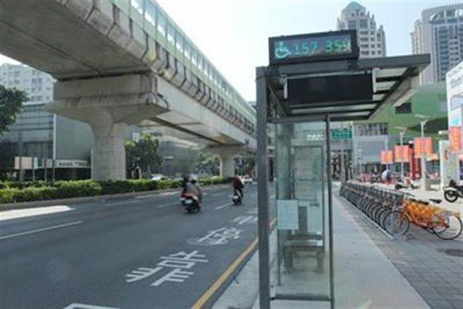 中市交通局為照顧弱勢族群，搭乘公車的安全及便利，建置候車亭無障礙服務燈。（台中市交通局提供／陳淑芬台中傳真）