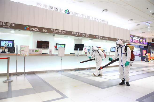 台北市环保局6日出动防疫消毒大队前往交通场站清消，让市民安心上班。（张立勋摄）