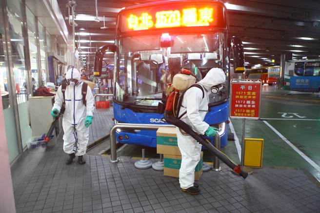 准备开工，台北市环保局6日派出消毒大队前往交通场站加强清消，让民眾安心上班。（张立勋摄）