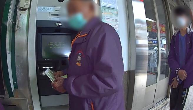 賴姓老翁在提款機前反覆操作許久，引起正在守望的員警注意上前關心。（台中市第三分局提供／馮惠宜台中傳真）