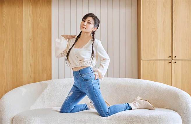 王彩桦年过50身材依旧相当不错 （图／翻摄自脸书《王彩桦-台湾滨崎步》）
