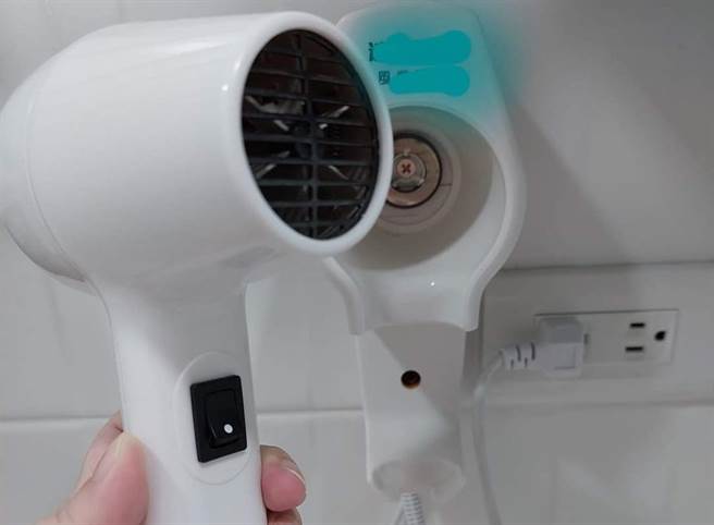 飯店吹風機超難用，常常按到手抖頭髮還沒乾。（圖／翻攝自爆怨公社）