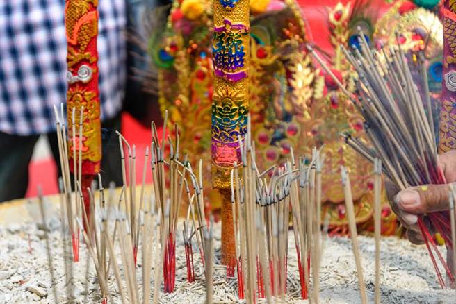 女網友帶女兒到廟裡參拜，沒想到女兒竟對著太歲神說「祂長得好奇怪！」下秒眼睛立刻腫成貢丸。（示意圖／達志影像）