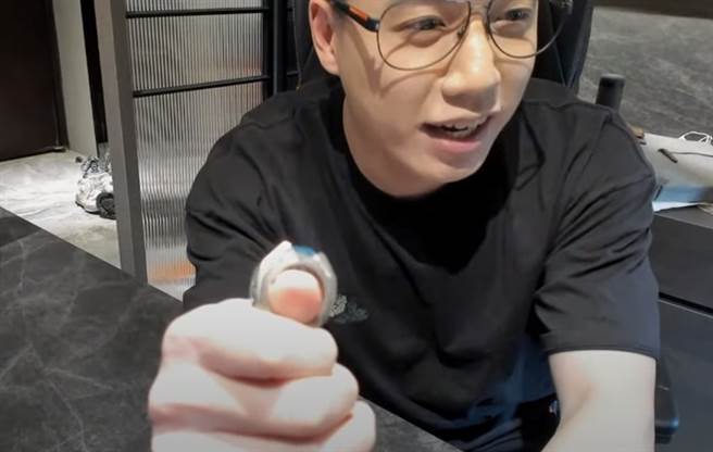 Toyz为了生出钱，打算把冠军戒指卖掉。（图／YT@Toyz）