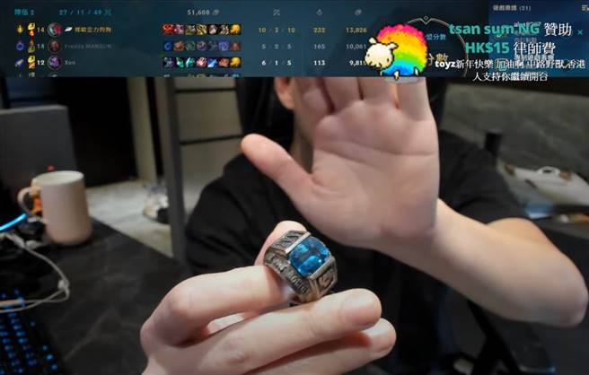 Toyz拿出冠军戒指，想要把它卖掉，因为过去的那些对现在的自己来说已失去意义。（图／YT@Toyz）