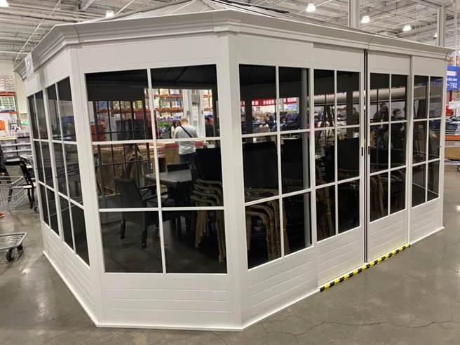 美式卖场好市多的贩售超大的「户外遮阳亭」，仅6万元，吸引网友讨论。(翻摄自Costco好市多 商品经验老实说FB)