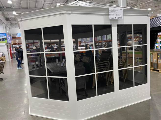 美式卖场好市多的贩售超大的「户外遮阳亭」，仅6万元，吸引网友讨论。(翻摄自Costco好市多 商品经验老实说FB)