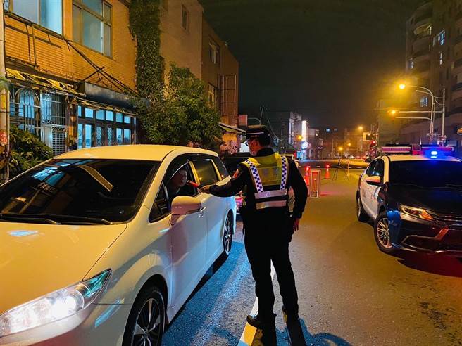 頭份警分局前往中正一路加強取締。（翻攝照片／李京昇苗栗傳真）