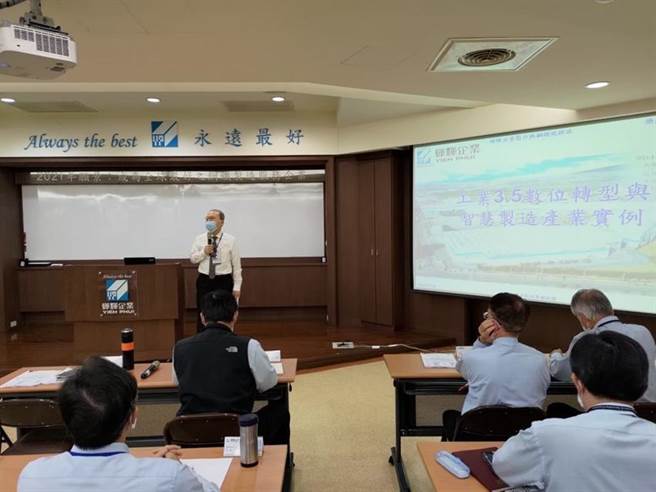 燁輝副董事長吳林茂(台上講話者)表示，燁輝未來將朝向全球「永遠最好」的鋼鐵製造服務企業」的終極目標邁進。圖／燁輝提供
