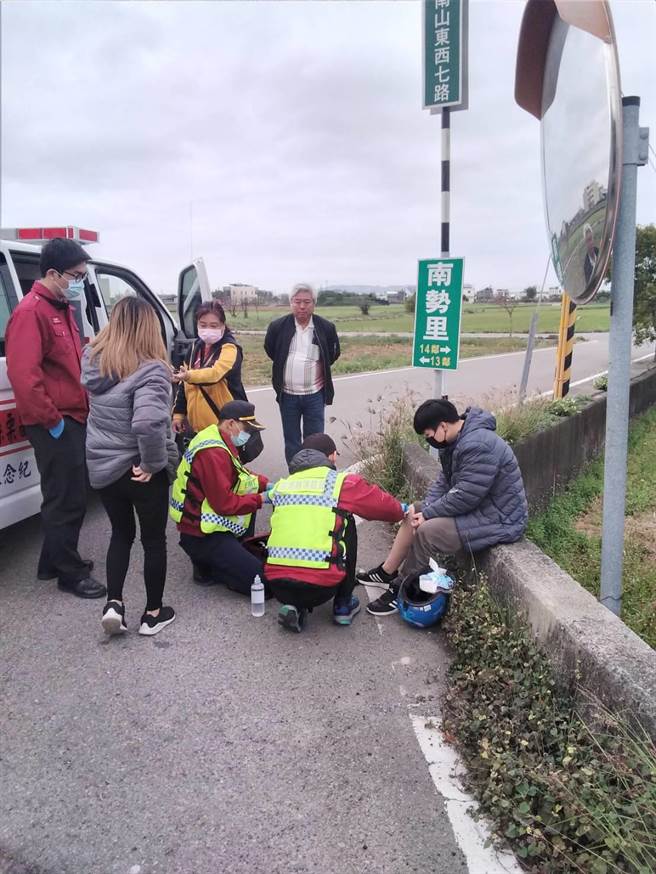 男子沒注意到坑洞慘摔，所幸只有輕傷。（翻攝照片／李京昇苗栗傳真）