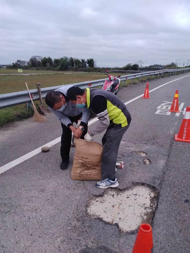 苑裡鎮長劉秋東跑回鎮公所搬出瀝青填補坑洞。（通苑救難協會提供／李京昇苗栗傳真）