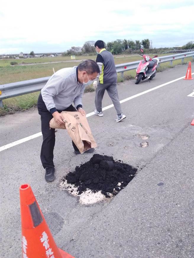 苑裡鎮長劉秋東即便在春節期間，也二話不說跑來處理，幫忙填補坑洞。（通苑救難協會提供／李京昇苗栗傳真）