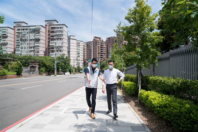 内政部营建署「2020马路好行」评选结果近日出炉，新竹市有5个工程获奖，其中建功国小通学步道获优良奖，市长林智坚（右）在工程期间多次前往监督工程品质。（陈育贤摄）