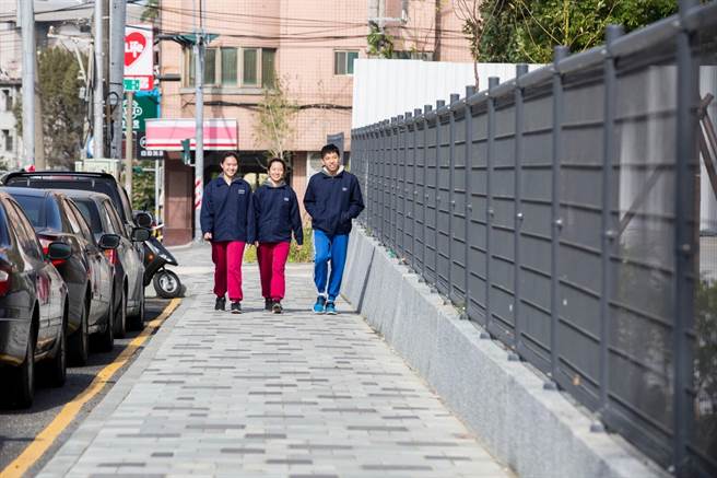 内政部营建署「2020马路好行」评选结果近日出炉，新竹市有5个工程获奖，其中育贤国中通学步道获优良奖。（陈育贤摄）