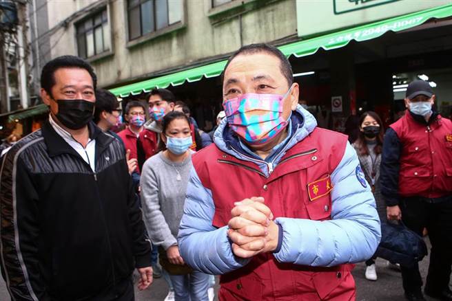 本土疫情仍持续延烧，因地区疫情考量，桃园市及高雄市都宣布公私立幼儿园延至2月14日开学，而邻近桃园的新北市是否跟进备受关注。对此，新北市长侯友宜（图）6日到民治市场视察及向民眾拜年后，受访时表示，新北目前开学的日子是2月11日不变，但会随时监测春节这一波的状况，做好万全的准备。（邓博仁摄）