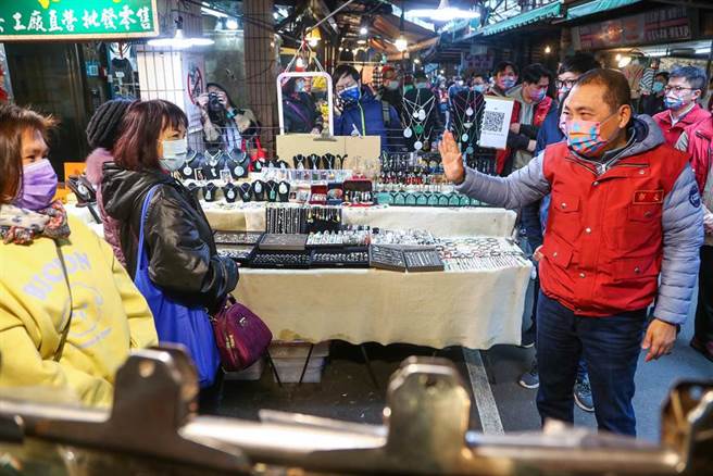 新北市长侯友宜（右）6日到民治市场视察及向民眾拜年后，受访时表示，新北目前开学的日子是2月11日不变，但会随时监测春节这一波的状况，做好万全的准备。（邓博仁摄）