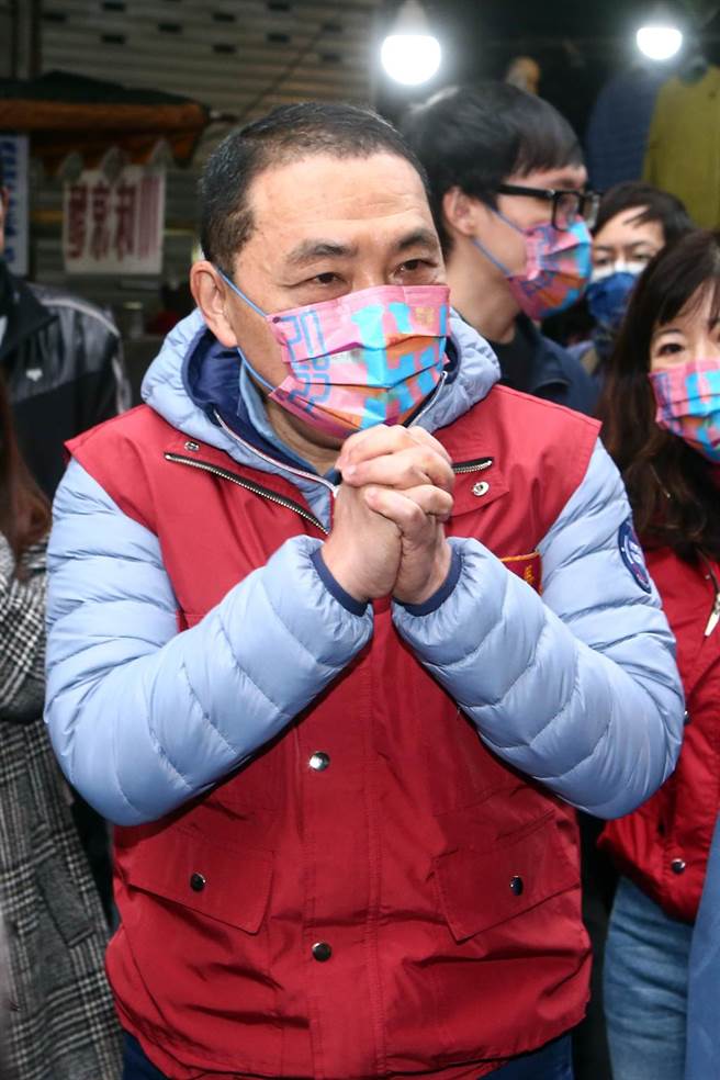 本土疫情仍持续延烧，因地区疫情考量，桃园市及高雄市都宣布公私立幼儿园延至2月14日开学，而邻近桃园的新北市是否跟进备受关注。对此，新北市长侯友宜（图）6日到民治市场视察及向民眾拜年后，受访时表示，新北目前开学的日子是2月11日不变，但会随时监测春节这一波的状况，做好万全的准备。（邓博仁摄）