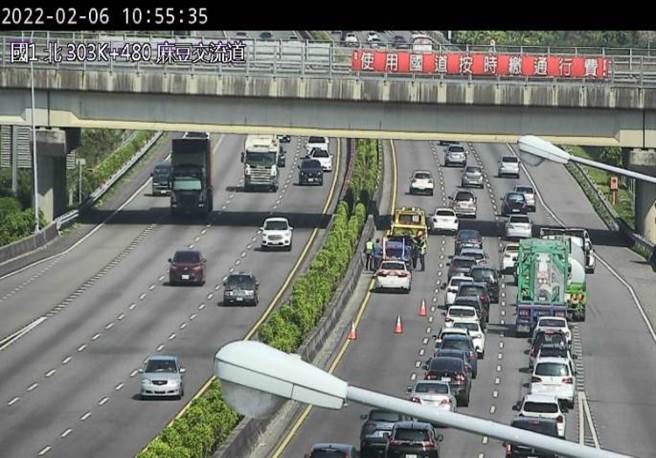 上午10點54分國1北向303.2公里發生2小客車追撞占用內側車道事故(高公局提供)