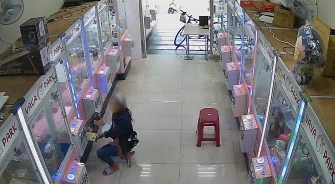 台南市何姓女子持捡来的钥匙连续窃盗2家娃娃机店内的机台零钱。（读者提供／洪荣志台南传真）