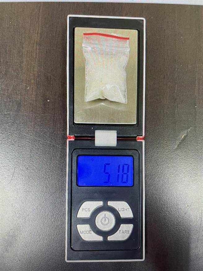 心虚　毒虫驾车开进新庄死巷　警方上前查获2包K他命（翻摄照片／戴上容新北传真）