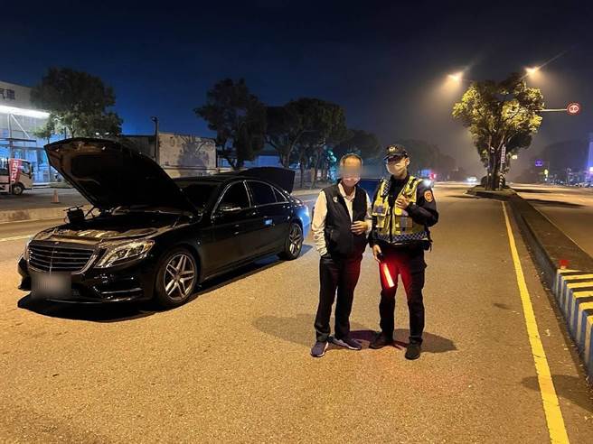 警方巡邏經過台灣大道5段與東海街口時，見1名男子因車輛拋錨而站在車旁，連忙協助聯繫拖吊業者，並於現場協助交管，避免衍生事故。(警方提供)