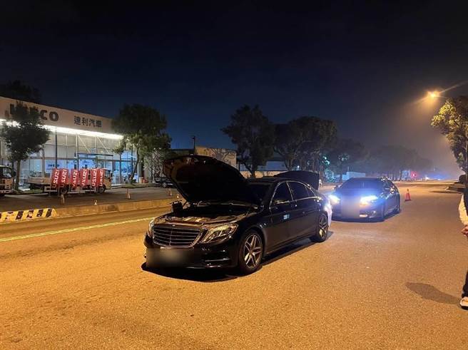 警方巡邏經過台灣大道5段與東海街口時，見1名男子因車輛拋錨而站在車旁，連忙協助聯繫拖吊業者，並於現場協助交管，避免衍生事故。(警方提供)