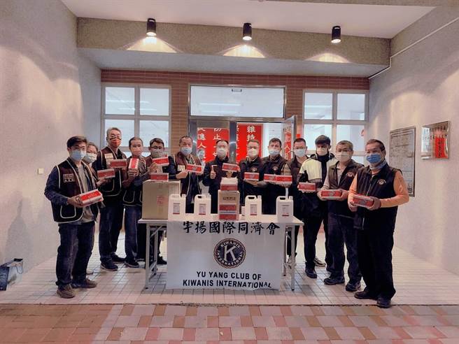 宇揚國際同濟會及永福民防分隊，期盼能為疫情盡一分心力，特別致贈醫療口罩、消毒酒精等防疫物資，由中市警六分局永福派出所所長廖雲傑代表接受。(警方提供)