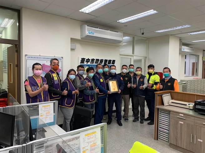 宇揚國際同濟會及永福民防分隊，期盼能為疫情盡一分心力，特別致贈醫療口罩、消毒酒精等防疫物資，由中市警六分局永福派出所所長廖雲傑代表接受。(警方提供)