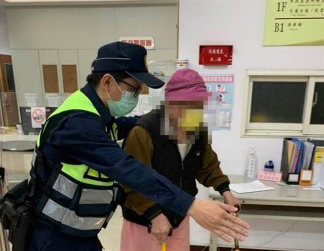 86歲的蔡姓老翁坐上計程車欲返家時，卻忘記自家地址；幸好在暖心員警細心詢問之下，才聯繫上老翁家屬將其接回家團圓。(警方提供)