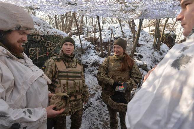 俄羅斯在烏克蘭附近軍事集結引發的緊張局勢居高不下，圖為邊境的烏克蘭軍隊。(圖/路透社)