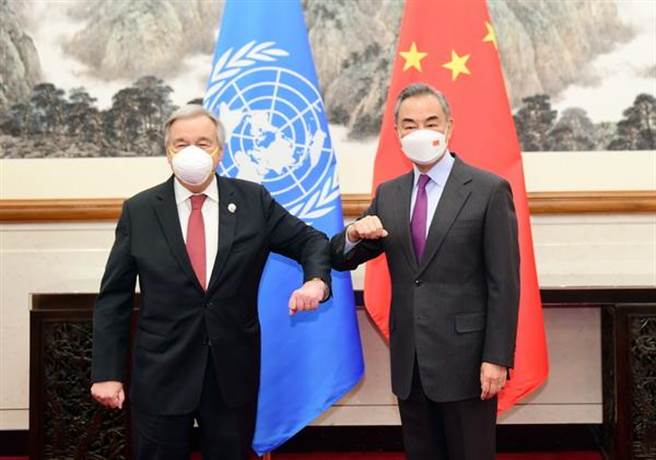 王毅（右）会见古特雷斯：解决全球发展不平衡问题必须加强全球治理。（中国外交部网站）