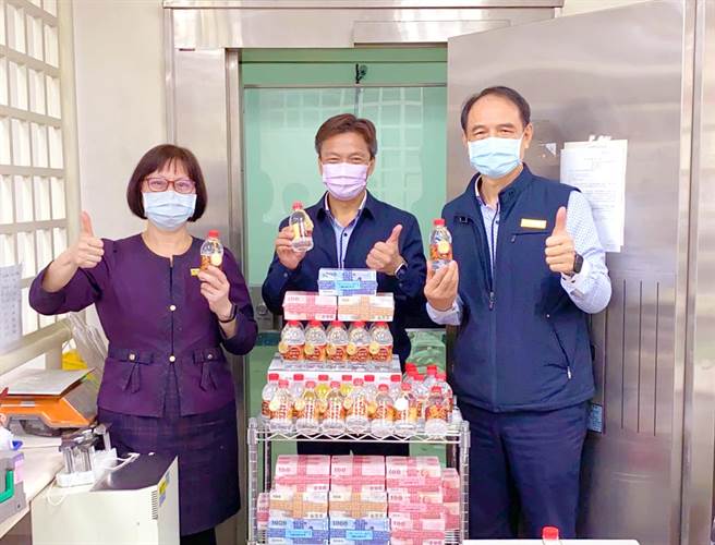 新北市三峡农会今年推出限量3000份虎年纪念币、发财水套组，民眾至农会办理业务，即可索取。（三峡农会提供）