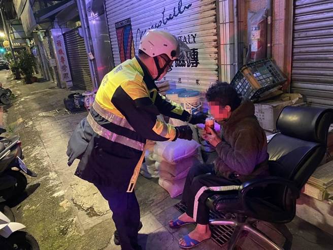 王男因經商失敗流落街頭，2日在明德路一段路邊頻頻發抖，員警見狀立即拿暖暖包及熱豆漿給予王男，並通報社會局，先安排王男到旅館暫住1周。（土城警分局提供）