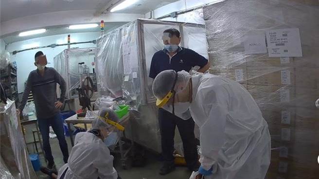 許姓員警第一時間到場協助CPR，直到穿著防護衣的救護人員到場送醫。（圖／警方提供）