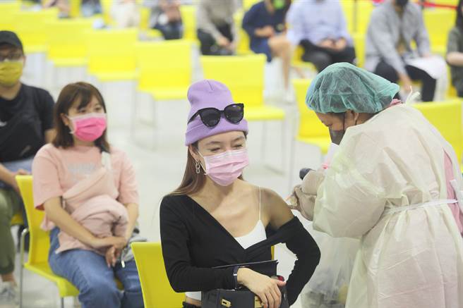 第21轮疫苗明开打，总共有119万人完成预约，其中逾半数人抢打莫德纳。（本报系资料照）