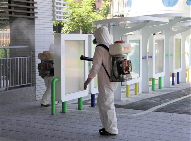 新北市有3例，都是居隔中陰轉陽個案，分別為桃園及北市確診者的接觸者。圖為清消畫面。（資料照）