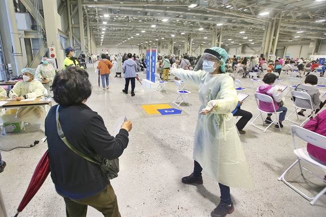 打破最强组合，高雄引水人打过3剂疫苗仍确诊。图为民眾打疫苗的画面。（本报系资料照）