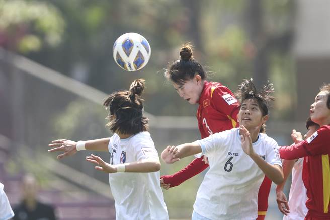 中華女足開賽7分鐘角球防守，被越南後衛章氏喬（上）頭槌搶點破門。（中華足協提供）