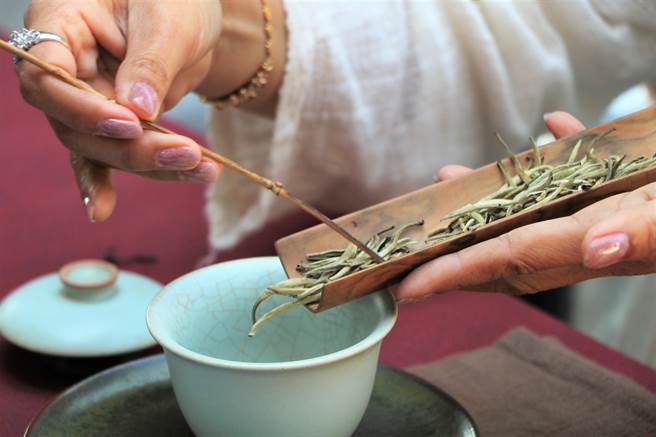 大年初六，屏县府在古蹟宗圣公祠举办「茶席话衣艺」，以茶道为题，将古蹟活化为与生活共融的艺文体验空间，同时展现客家奉茶精神。（谢佳潾摄）