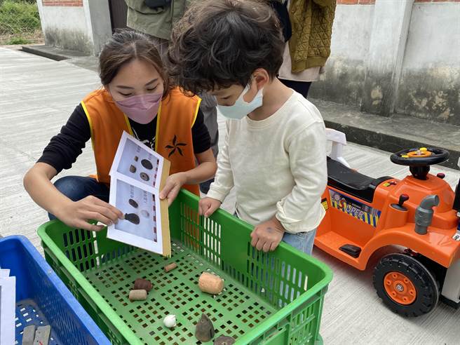 學童須找出相對應的考古仿真文物完成考古任務。（台南市文化局提供／劉秀芬台南傳真）