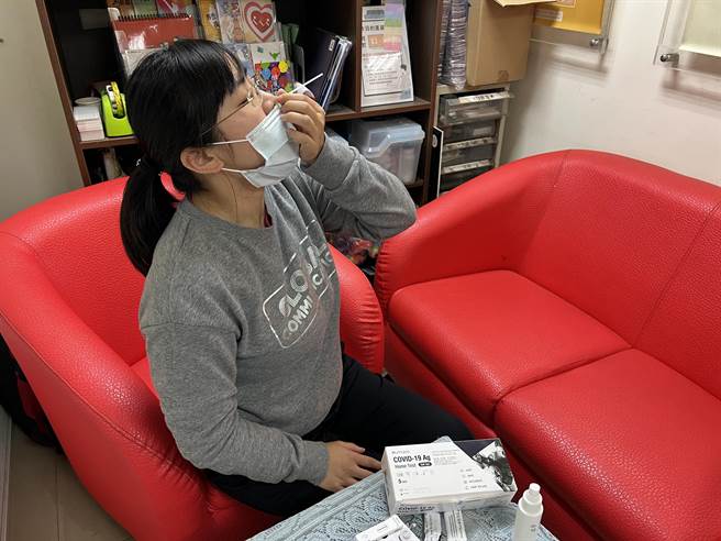 彰化县卫生局制作COVID-19家用快筛试剂操作宣导影片，可上网参考。（彰化县卫生局提供／吴敏菁彰化传真）